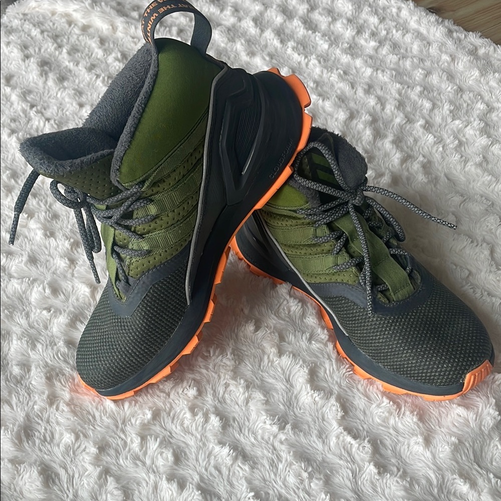 🔥ADIDAS BEAT THE WINTER BOOTS🔥 Youth size 4